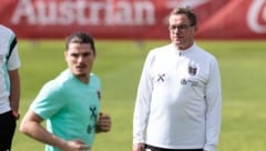 ÖFB-Teamchef Ralf Rangnick hat seine Schützlinge im Training genau im Auge. 