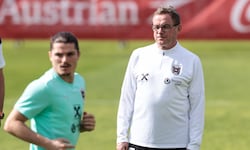 ÖFB-Teamchef Ralf Rangnick hat seine Schützlinge im Training genau im Auge. 
