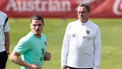 ÖFB-Teamchef Ralf Rangnick hat seine Schützlinge im Training genau im Auge. 