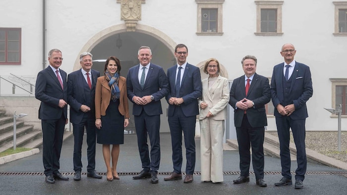 Acht von neun Länderspitzen versammelten sich im Schloss. Burgenlands Hans Peter Doskozil muss ...