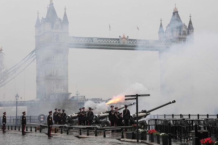 Mitglieder der Honourable Artillery Company feuern anlässlich der Feierlichkeiten zum 77. ...
