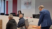 Drei Täter haben in Summe Waren im Wert von 1137 Euro gestohlen. Für jeden setzt es eine ...