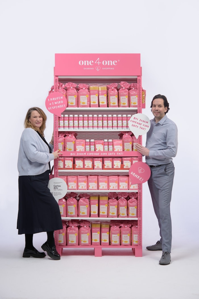 Lisa und Julian Juen mit ihrem rosa Sortiment