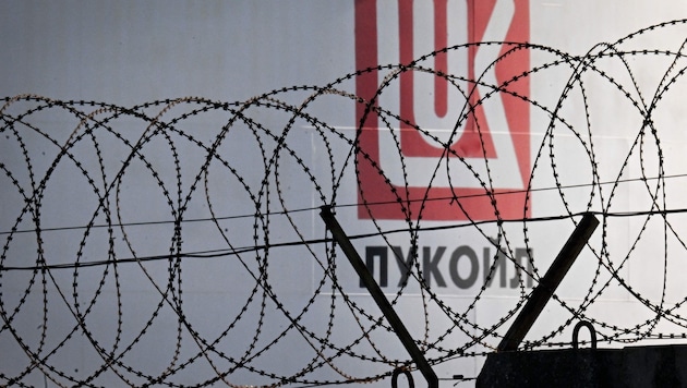 Die USA stoppten den Notverkauf des Ölriesen – damit läuft die Zeit für Lukoil langsam, aber ...