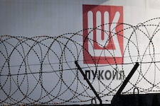 Die USA stoppten den Notverkauf des Ölriesen – damit läuft die Zeit für Lukoil langsam, aber ...