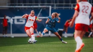 Salzburg spielte bereits gegen Blau-Weiß Linz/Kleinmünchen (re.), Sonntag misst sich ...