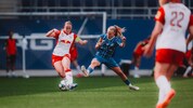 Salzburg spielte bereits gegen Blau-Weiß Linz/Kleinmünchen (re.), Sonntag misst sich ...