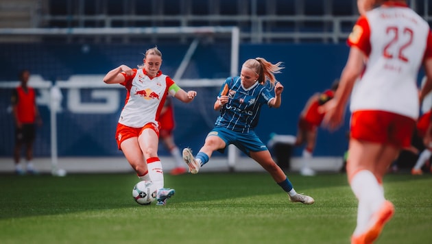 Salzburg spielte bereits gegen Blau-Weiß Linz/Kleinmünchen (re.), Sonntag misst sich ...