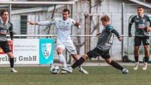 Keine Tore für Alexander Gorgon (Mitte) und seine Altacher Teamkollegen.