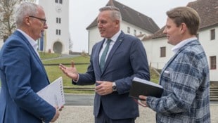 Kunasek in Seggau im Gespräch mit „Krone“-Chefredakteur Klaus Herrmann (li.) und Chef vom Dienst ...