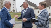 Kunasek in Seggau im Gespräch mit „Krone“-Chefredakteur Klaus Herrmann (li.) und Chef vom Dienst ...