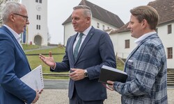 Kunasek in Seggau im Gespräch mit „Krone“-Chefredakteur Klaus Herrmann (li.) und Chef vom Dienst ...