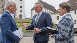 Kunasek in Seggau im Gespräch mit „Krone“-Chefredakteur Klaus Herrmann (li.) und Chef vom Dienst ...