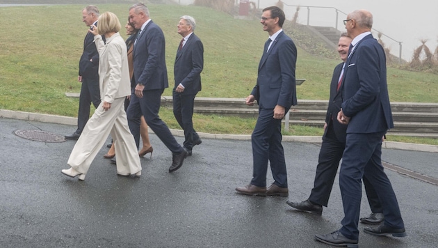 Mario Kunasek: Hahn im Korb nicht nur beim Dinner, auch am Weg zum Gruppenfoto