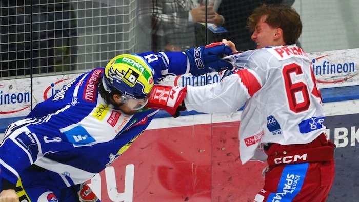 Maxi gegen Maxi: Am Ende hatte VSV-Stürmer Rebernig (li.) gegen Klagenfurts Preiml die Oberhand.