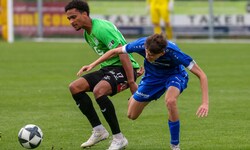 Moussa Dembele (li.) traf doppelt für Grünau.