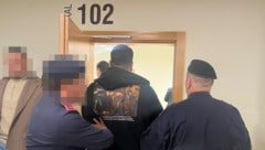 Der 35-jährige Österreicher spielte Uhrenhändler. Tausende Euro legten Opfer für Rolex hin, ...