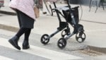 Die Frau war mit einem Rollator unterwegs. (Symbolbild)
