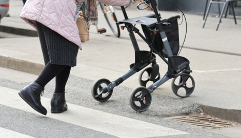 Die Frau war mit einem Rollator unterwegs. (Symbolbild)