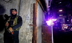Syrische Sicherheitskräfte am Einschlagsort der Raketen in Damaskus