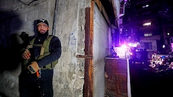 Syrische Sicherheitskräfte am Einschlagsort der Raketen in Damaskus