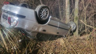 An einer Böschung kam der nicht zum Verkehr zugelassene Pkw kopfüber zu liegen.