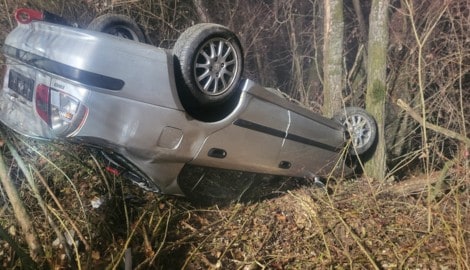 An einer Böschung kam der nicht zum Verkehr zugelassene Pkw kopfüber zu liegen.