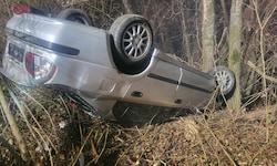 An einer Böschung kam der nicht zum Verkehr zugelassene Pkw kopfüber zu liegen.