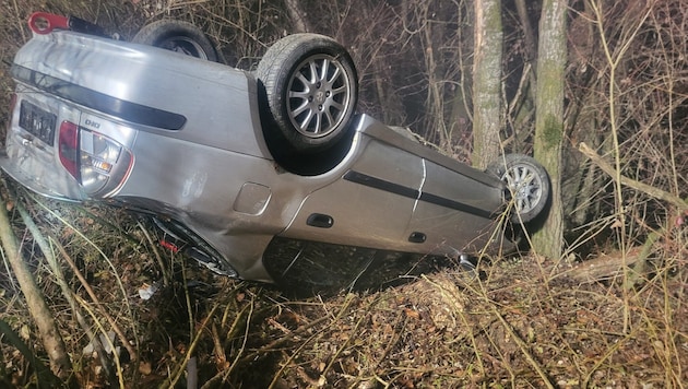 An einer Böschung kam der nicht zum Verkehr zugelassene Pkw kopfüber zu liegen.