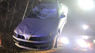 Der demolierte Unfallwagen wurde von der Feuerwehr geborgen.