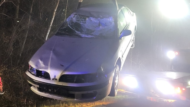 Der demolierte Unfallwagen wurde von der Feuerwehr geborgen.