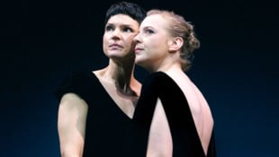 Sie spielen alles, den Herrscher, die Gattin, beider Töchter, den Seher, den Chor: Alicia ...