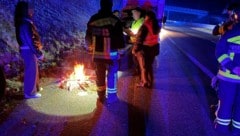 Mit Holz aus dem angrenzenden Wald hatten die Insassen ein Lagerfeuer gemacht.