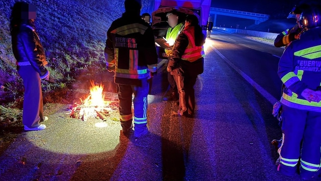 Mit Holz aus dem angrenzenden Wald hatten die Insassen ein Lagerfeuer gemacht.
