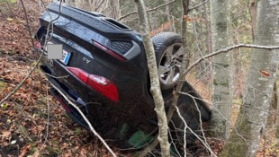 Das Fahrzeug wurde beim Absturz arg in Mitleidenschaft gezogen.