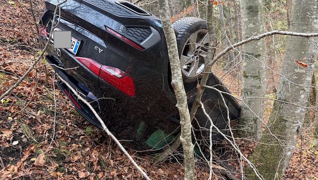 Das Fahrzeug wurde beim Absturz arg in Mitleidenschaft gezogen.