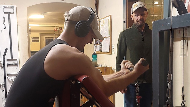 Das Studio besteht aus fünf spartanisch eingerichteten Räumen: im Bild Franz Greifensteiner ...