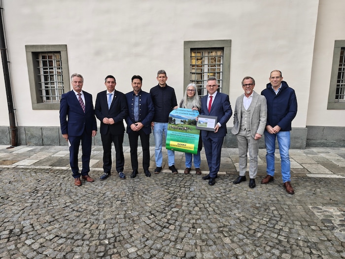 Bei der Übergabe der knapp 5000 Unterschriften an LT-Präsident Scherwitzl fehlte nur die ÖVP.