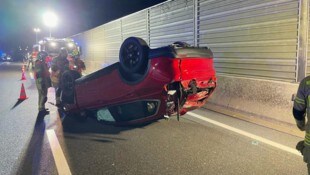 Am Dach liegend kam das Auto der Seniorin zum Stillstand.