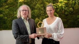 „Krone-NÖ“-Chef Lukas Lusetzky nahm den Preis von Radland NÖ-Geschäftsführerin Susanna Hauptmann ...