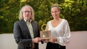 „Krone-NÖ“-Chef Lukas Lusetzky nahm den Preis von Radland NÖ-Geschäftsführerin Susanna Hauptmann ...