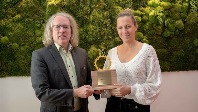 „Krone-NÖ“-Chef Lukas Lusetzky nahm den Preis von Radland NÖ-Geschäftsführerin Susanna Hauptmann ...