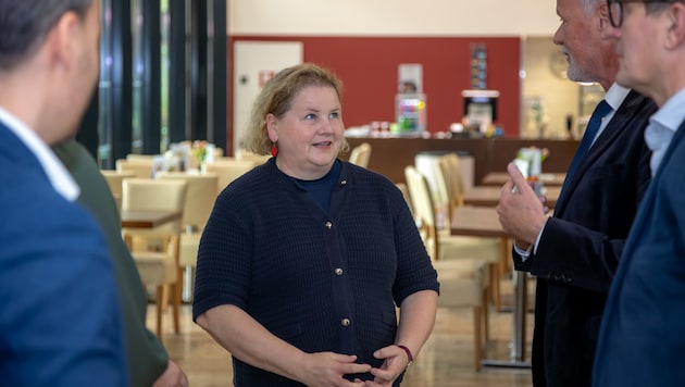 Gesundheitsministerin Korinna Schumann zu Besuch im LKH Bregenz.