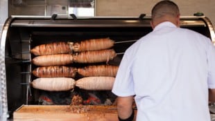 Bei Kokorec handelt es sich um auf Spieße gewickelte Lammdärme, die dann gegrillt werden. ...
