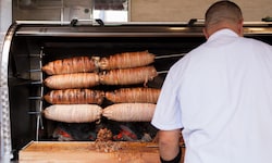 Bei Kokorec handelt es sich um auf Spieße gewickelte Lammdärme, die dann gegrillt werden. ...