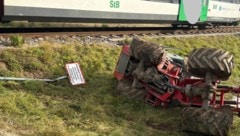 Die Frau war offenbar trotz Rotlicht über die Gleise gefahren.  