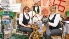 Mit Nadel und Faden, Spinnrad und Wolle gehen Frauen der Trachtengruppe Radenthein kunstfertig ...