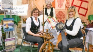Mit Nadel und Faden, Spinnrad und Wolle gehen Frauen der Trachtengruppe Radenthein kunstfertig ...