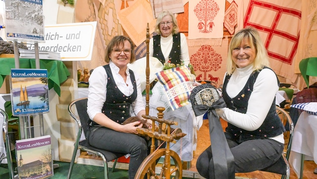 Mit Nadel und Faden, Spinnrad und Wolle gehen Frauen der Trachtengruppe Radenthein kunstfertig ...