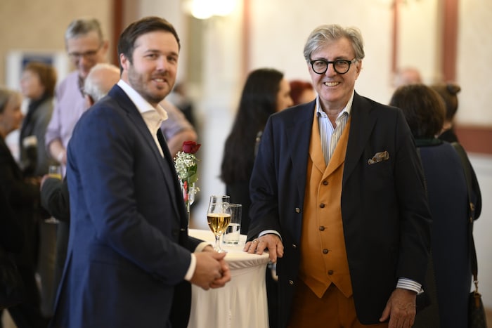 Christian Walder (links), Ehemann von Preisträgerin Stephanie Venier, genoss die entspannte ...